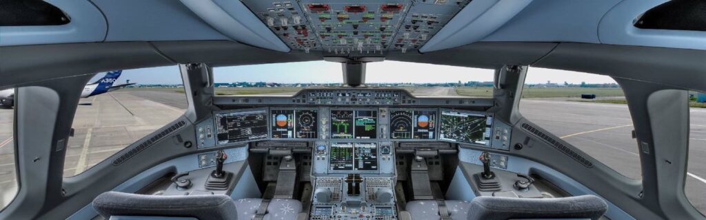 Reconversion métier pilote de ligne - vue intérieure du cockpit d'un avion pour apprendre les différents instruments de navigation