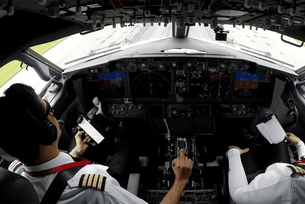 instructeurs pilote de ligne formation ATPL théorique avion cockpit Ecole approuvée EASA